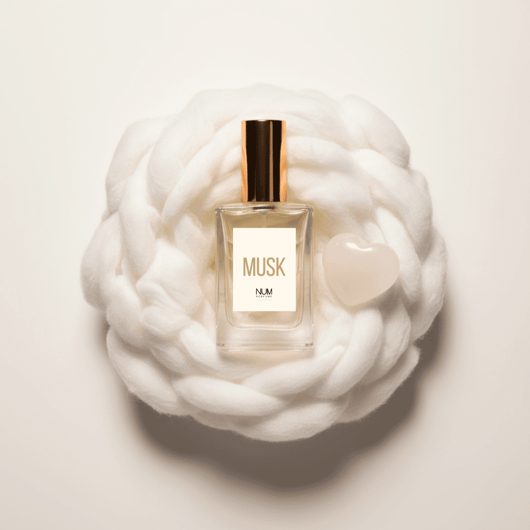 MUSK NUM Perfume - frasco con corazón de selenita sobre nido de algodón