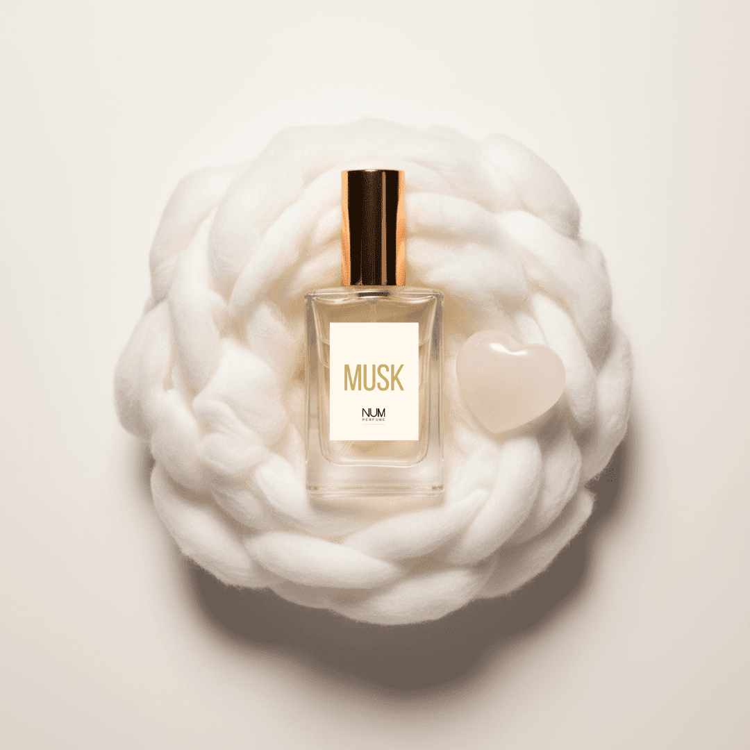 MUSK NUM Perfume - frasco con corazón de selenita sobre nido de algodón
